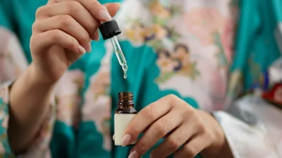 Dropper with Asiatica extract in small bottle, known for vascular and skin benefits.